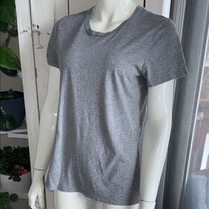 Babaton Aritzia
the group Classic Crewneck Women’s Tee - Gray M